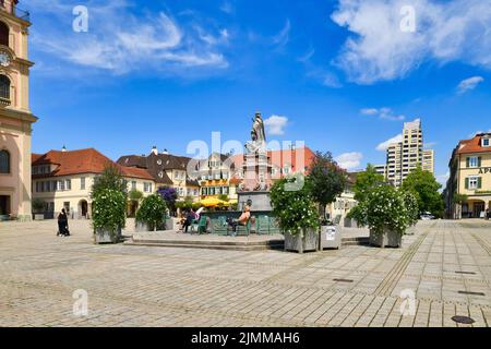 Ludwigsburg, Deutschland - August 2022: Marktplatz mit Brunnen namens 'Marktbrunnen' Stockfoto