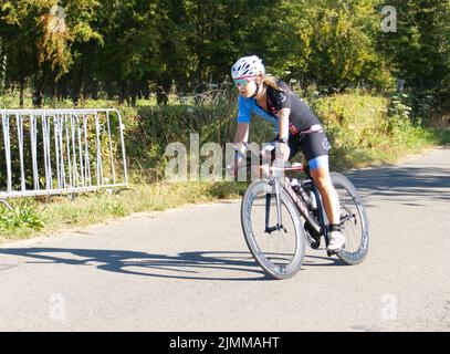 Maastricht, Niederlande. 7. August 2022. Ironman Triathlon Teilnehmerin 2131, bei der 47 km Marke während der Radetappe des Ironman Triathlon Rennens in Maastricht. A Corpendale/Alamy Live News Stockfoto