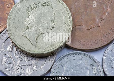 Alte gebrauchte britische Münzen aus der Nähe Stockfoto