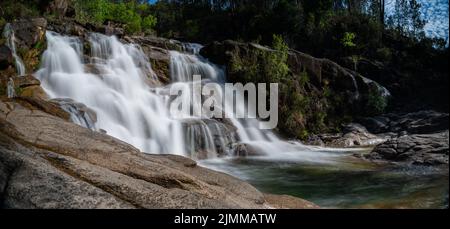 Blick auf die Cascata Fecha de Barjas Wasserfälle im Peneda-Geres Nationalpark in Portugal Stockfoto