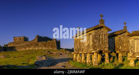 Schloss Lindoso und historische Steinkränze im Dorf Lindoso in Portugal bei warmem Abendlicht Stockfoto