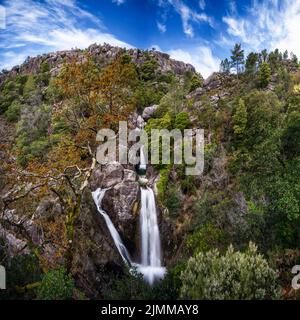 Blick auf die Cascata do Arado Wasserfälle im Nationalpark Peneda-Geres in Portugal Stockfoto