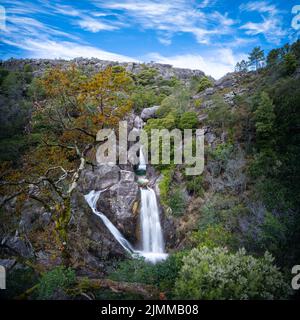 Blick auf die Cascata do Arado Wasserfälle im Nationalpark Peneda-Geres in Portugal Stockfoto