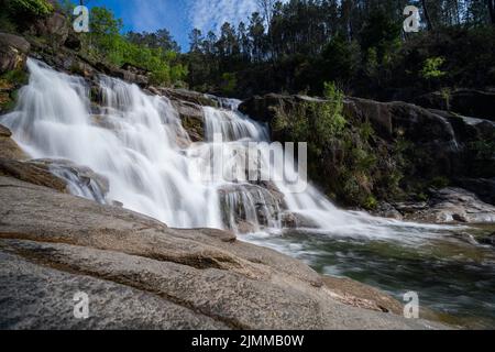 Blick auf die Cascata Fecha de Barjas Wasserfälle im Peneda-Geres Nationalpark in Portugal Stockfoto