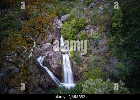 Blick auf die Cascata do Arado Wasserfälle im Nationalpark Peneda-Geres in Portugal Stockfoto