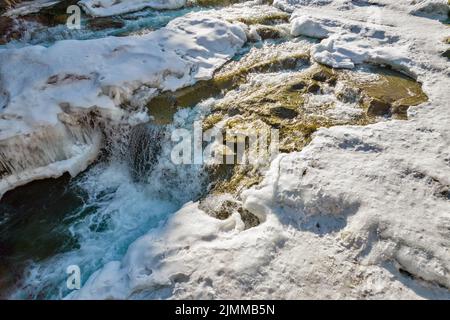 Winter Probiy Wasserfall in der Nähe des Flusses Prut, in Jaremche, Region Ivano-Frankivsk, Karpaten, Ukraine. Stockfoto