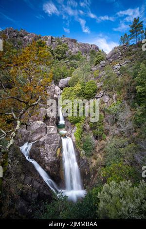 Blick auf die Cascata do Arado Wasserfälle im Nationalpark Peneda-Geres in Portugal Stockfoto