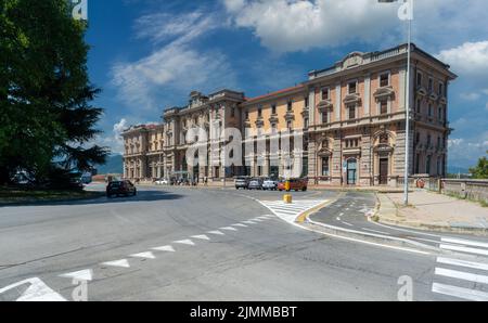 Cuneo, Piemont, Italien - 06. August 2022: Monumentaler Hauptbahnhof (1937) auf der Eisenbahnlinie von Turin (Italien) nach Nizza (Frankreich), auf der piazza Stockfoto