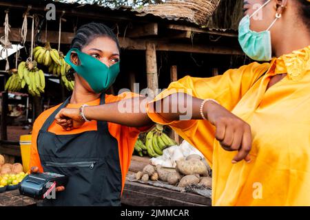 Frontansicht Frau mit Gesichtsmaske Markt Stockfoto