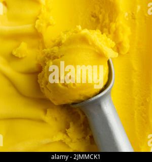Köstliches gelbes Eis Stockfoto