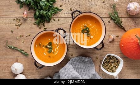 Flache Lay Food Zutaten mit Kürbissuppe Stockfoto