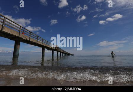 Boltenhagen, Deutschland. 07. August 2022. Bei Sonnenschein und 20 Grad Celsius bleiben Menschen am Pier. Das Ostseebad Boltenhagen feiert an diesem Wochenende das Pier-Festival 30.. Quelle: Danny Gohlke/dpa/Alamy Live News Stockfoto