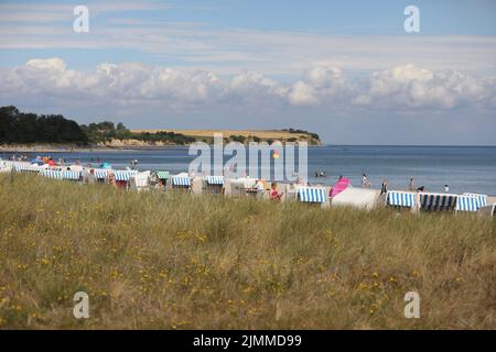 Boltenhagen, Deutschland. 07. August 2022. Bei Sonnenschein und 20 Grad Celsius schwimmen die Menschen am Strand. Das Ostseebad Boltenhagen feiert an diesem Wochenende das Seebrückenfest 30.. Quelle: Danny Gohlke/dpa/Alamy Live News Stockfoto