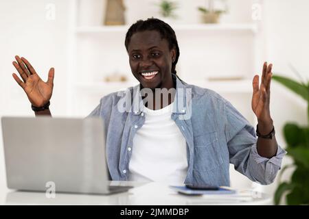 Porträt Eines Glücklichen Schwarzen Mannes, Der Laptop Anschaut Und Mit Aufregung Ausruft Stockfoto