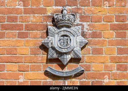 Die ehemalige Bramshill Police Staff College, jetzt geschlossen, Hampshire, England, Großbritannien. Polizeiabzeichen auf dem Torhaus am Eingang. Stockfoto