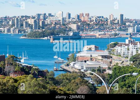 Blick von North Sydney auf Neutral Bay und Sub Base Platypus und über den Hafen von Sydney auf Garden Island und Naval Landing Ship, HMAS Choules Stockfoto