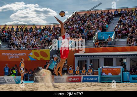 BIRMINGHAM, GROSSBRITANNIEN. 06. August 2022. Javier BELLO aus England während des Beach Volleyball Halbfinals von Birmingham 2022 - Commonwealth Games auf dem Smithfield Market am Samstag, 06. August 2022 in BIRMINGHAM, GROSSBRITANNIEN. Kredit: Taka Wu/Alamy Live Nachrichten Stockfoto