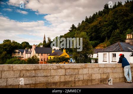 Kirchturm der katholischen Kirche Saint Mary's und Saint Patrick's in Avoca, Irland. Stockfoto