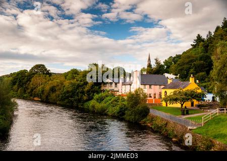 Kirchturm der katholischen Kirche Saint Mary's und Saint Patrick's in Avoca, Irland. Stockfoto