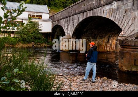 Steinerne Arkaden-Brücke über den Fluss Avoca in Avoca, Irland. Stockfoto