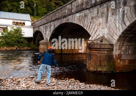 Steinerne Arkaden-Brücke über den Fluss Avoca in Avoca, Irland. Stockfoto