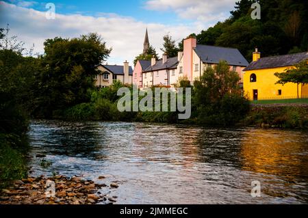 Kirchturm der katholischen Kirche Saint Mary's und Saint Patrick's in Avoca, Irland. Stockfoto