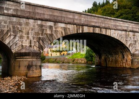 Steinerne Arkaden-Brücke über den Fluss Avoca in Avoca, Irland. Stockfoto