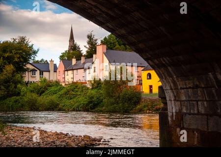 Steinerne Arkaden-Brücke über den Fluss Avoca in Avoca, Irland. Stockfoto