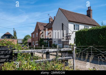 Mattingley Village, Hampshire, England, Großbritannien. Blick auf Church Farm und Häuser. Stockfoto