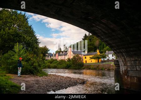 Steinerne Arkaden-Brücke über den Fluss Avoca in Avoca, Irland. Stockfoto