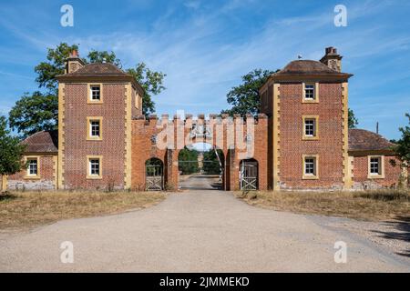 Die ehemalige Bramshill Police Staff College, jetzt geschlossen, Hampshire, England, Großbritannien. Torhaus am Eingang. Stockfoto