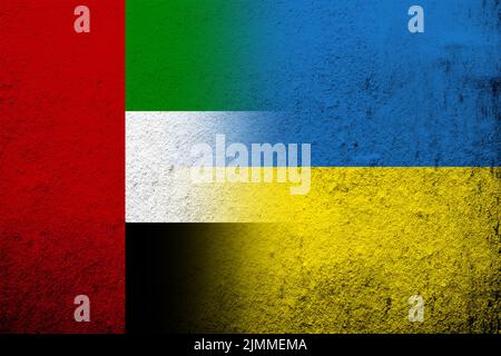 Nationalflagge der Vereinigten Arabischen Emirate mit Nationalflagge der Ukraine. Grungen Hintergrund Stockfoto