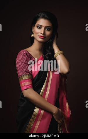 Schöne indische Frau in traditionellem Sari-Kleid Stockfoto