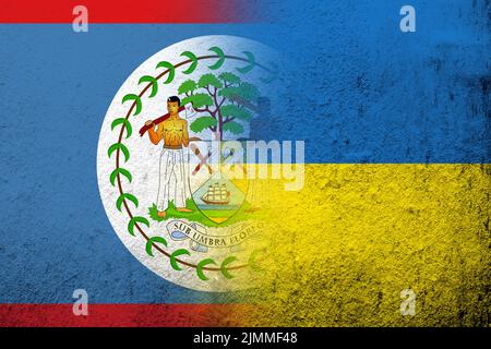 Nationalflagge von Belize mit Nationalflagge der Ukraine. Grungen Hintergrund Stockfoto