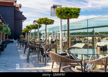 Tolles Dachrestaurant mit Panoramablick auf die Altstadt von Lviv, Ukraine Stockfoto