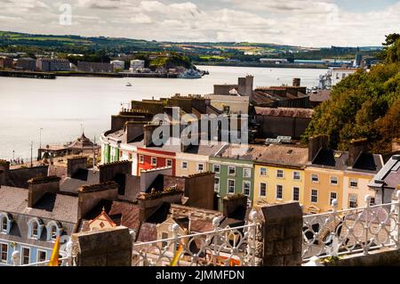 Stadthäuser am Meer in Cobh, Irland und Cork Harbor. Stockfoto