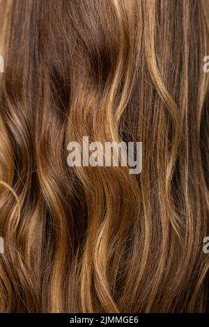 Gesundes lockiges Haar. Konzepte der Haarpflege, Färben und Styling. Stockfoto