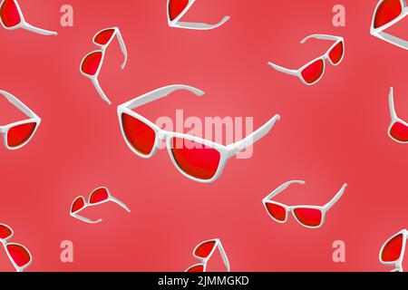 Muster aus roter Sonnenbrille, die über rotem Hintergrund fliegt. Studioaufnahme einer modernen Sonnenbrille auf farbenfrohem Hintergrund. Stockfoto