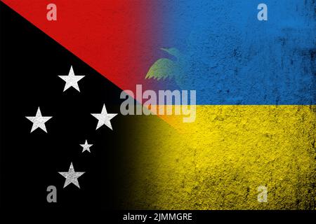 Der unabhängige Staat Papua-Neuguinea Nationalflagge mit Nationalflagge der Ukraine. Grungen Hintergrund Stockfoto