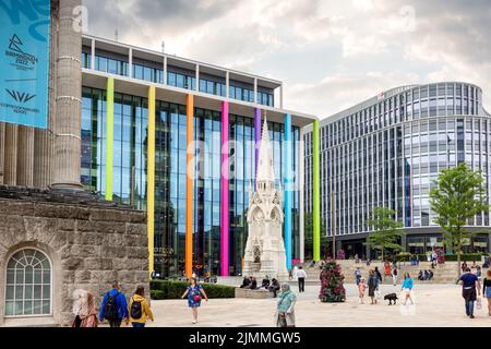Birmingham Chamberlain Square, Paradise Island City Centre Shopper and Pendler located between Centenary Victoria Square. Das Gebäude ist in Regenbogenfarben Stockfoto