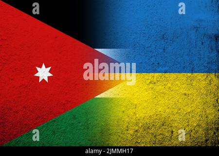 Das Haschemitische Königreich Jordanien Nationalflagge mit Nationalflagge der Ukraine. Grungen Hintergrund Stockfoto