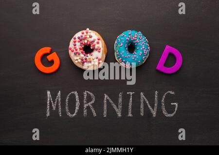 Gute Morgenmesage mit Donuts Stockfoto