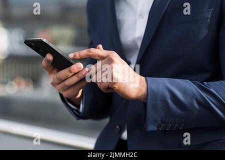 Nahaufnahme der Hände, die das Telefon halten Stockfoto