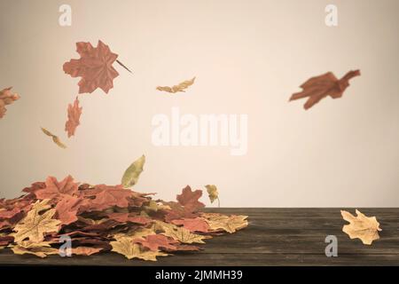 Herbst lässt fliegenden Wind Stockfoto