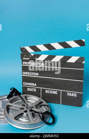 Klappbrettmuster mit Filmstreifen vor blauem Hintergrund Stockfoto