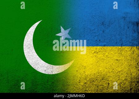 Die Islamische Republik Pakistan Nationalflagge mit Nationalflagge der Ukraine. Grungen Hintergrund Stockfoto