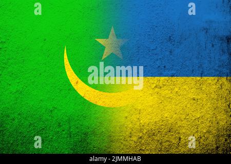 Die Islamische Republik Mauretanien Nationalflagge mit Nationalflagge der Ukraine. Grungen Hintergrund Stockfoto