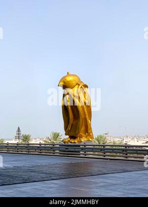 Doha, Katar - 25.. Mai 2022: Die goldene Falcon-Skulptur, von Tom Claassen, vor dem Hamad International Airport, Doha. 2021 installiert und repre Stockfoto