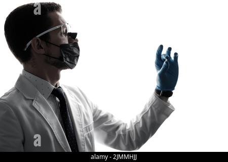 Silhouette eines männlichen Zahnarztes mit Vergrößerungsglas, das Furnier in den Händen hält, isoliert auf weißem Hintergrund Stockfoto