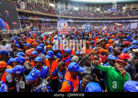 Nairobi, Kenia. 06. August 2022. Die Anhänger von Azimio la Umoja Kenya Kwanza versammeln sich während der Finallye der Koalitionen im Kasarani Stadium. Die Azimio La Umoja One Kenya Final Rally fand im Moi International Stadium-Kasarani statt. Kredit: SOPA Images Limited/Alamy Live Nachrichten Stockfoto